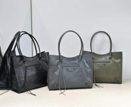 Picture of Balenciaga Handbags _SKUfw220852292fw